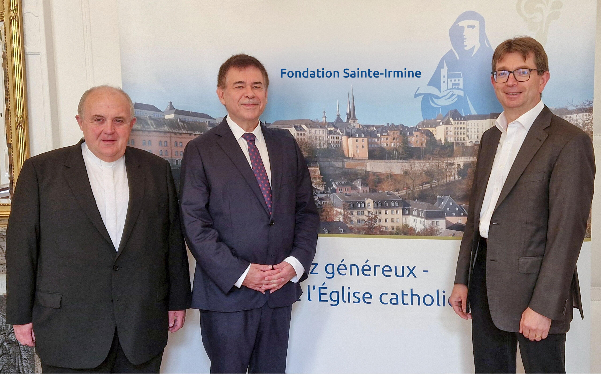Roger Nilles, secrétaire général de la Fondation Sainte-Irmine (à droite), Jacques Klein, président de l’OESSH Asbl (au centre), Roger Nilles, secrétaire général de la Fondation Sainte-Irmine (à droite), Jacques Klein, président de l’OESSH Asbl (au centre), et l’abbé Leo Wagner, vice-président de l’OESSH Asbl (à gauche), lors de la signature le 5 août 2025 de la convention avec l’Or