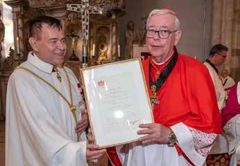 Cardinal Hollerich recevant l'acte d'installation comme Grand Prieur