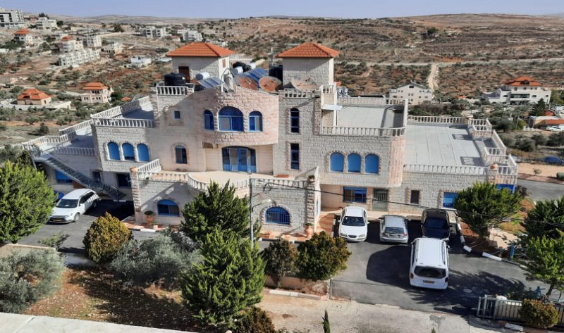 Maison de retraite Beit Afram à Taybeh — bâtiment en pierre avec balcons, vue d'ensemble